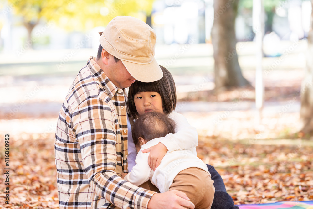 パパと一緒にピクニックする子供達
パパと一緒にピクニックする子供達