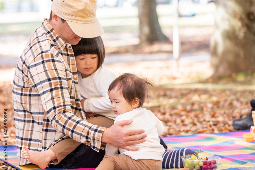パパと一緒にピクニックする子供達
パパと一緒にピクニックする子供達