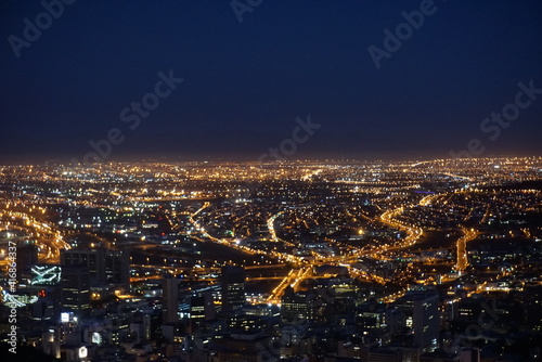 ケープタウンのシグナルヒルから見た夜景 © RIE
