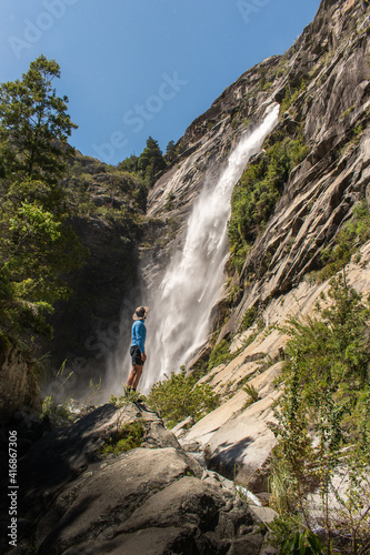 silueta en cascada de agua