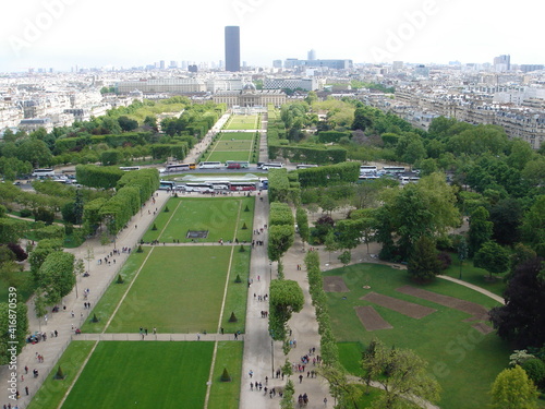 パリのエッフェル塔から見たシャン・ド・マルス公園 © RUZIO.ART