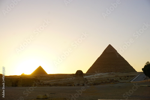 夕日とギザのピラミッド
