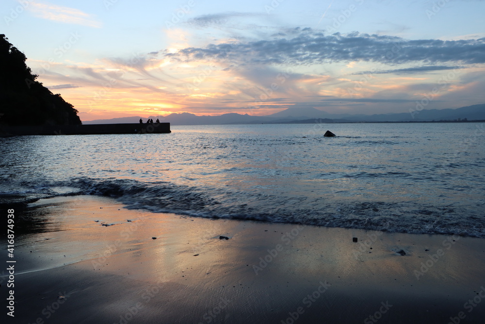 Fototapeta premium 江ノ島から見る伊豆半島のシルエットとオレンジ色の夕日