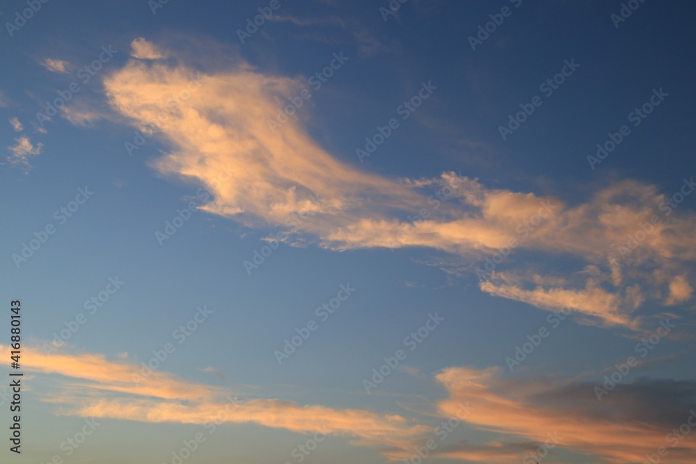 Obraz premium Beautiful sunset clouds in blue sky