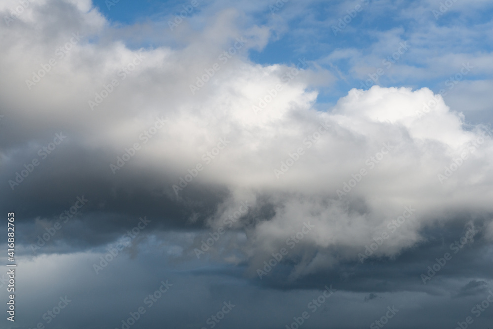 Arrière-plan de texture de ciel orageux et nuages blanc avec la base sombre et pluvieuse Arrière-plan de texture de ciel orageux et nuages blanc avec la base sombre et pluvieuse