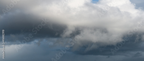 Bannière d'arrière-plan de texture de ciel orageux et nuages blanc avec la base sombre et pluvieuse