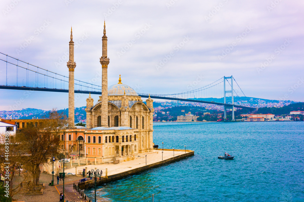 Fototapeta premium ISTANBUL, TURKEY. Beautiful Istanbul landscape in Ortakoy. Istanbul Bosphorus Bridge and Ortakoy Mosque.