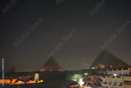 ライトアップされたエジプトのピラミッド