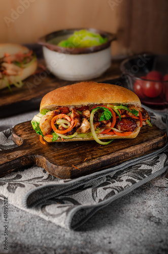 Obraz na płótnie Tender chicken Banh Mi w salonie