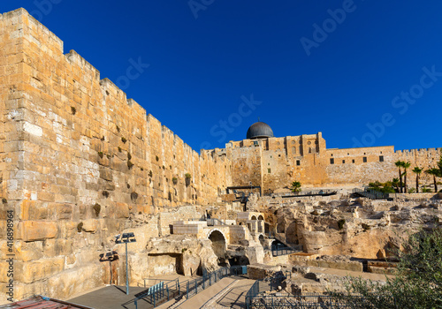 Photo Temple Mount south wall with Al-Aqsa Mosque and archeological excavation site in