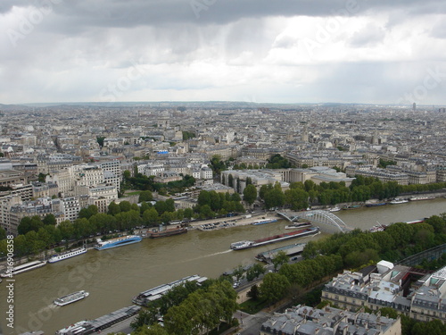 エッフェル塔から見たパリの街とセーヌ川