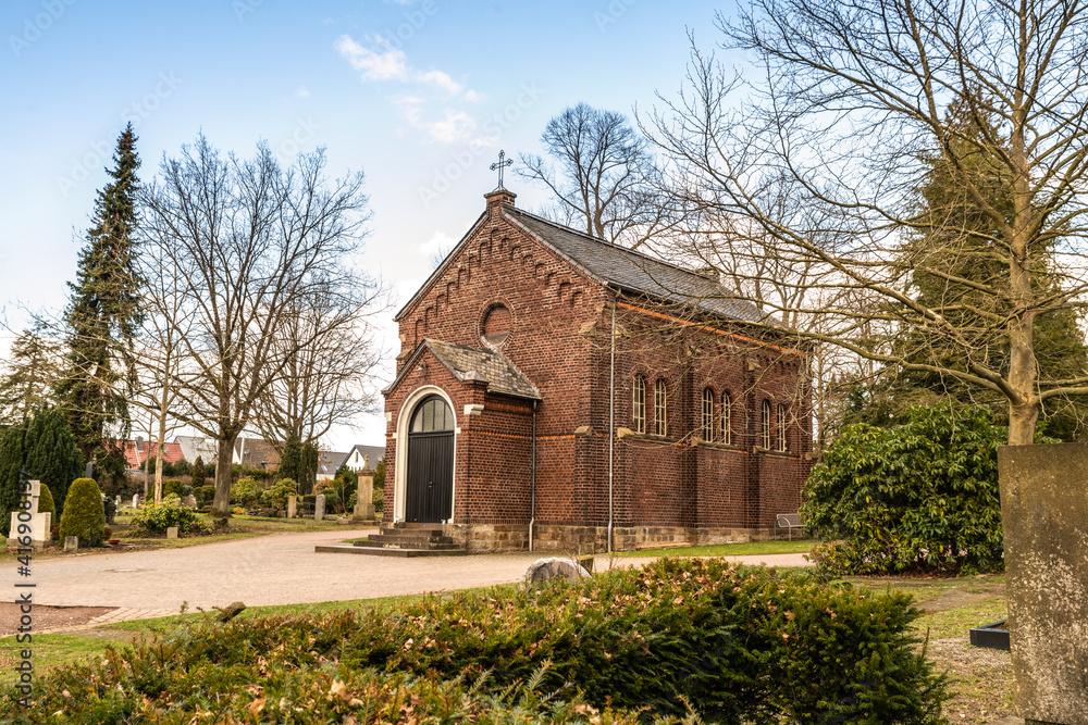 Fototapeta premium schöne alte Kapelle aus Ziegelsteinen mit großem Rundbogentor