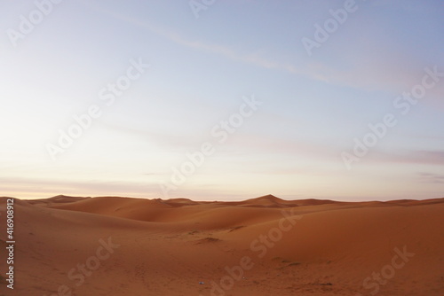 モロッコの美しいサハラ砂漠 © RIE