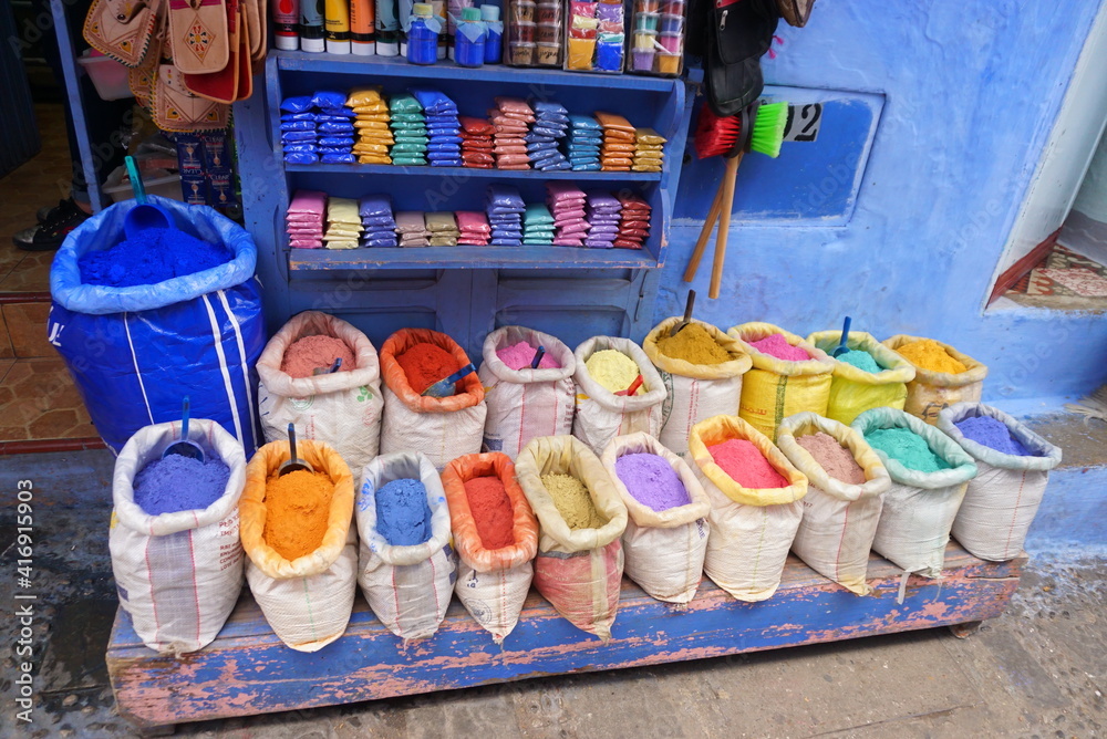 モロッコのシャウエンで見つけたカラフルな染料の粉