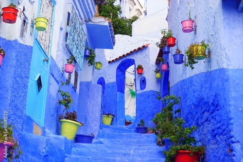 モロッコのシャウエンの青い景色 © RIE
