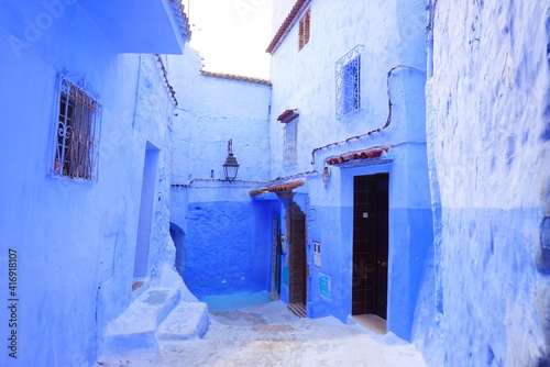モロッコのシャウエンの青い景色 © RIE
