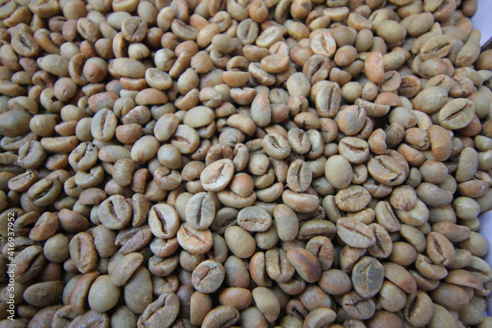 Fototapeta premium Roasted white coffee beans background
