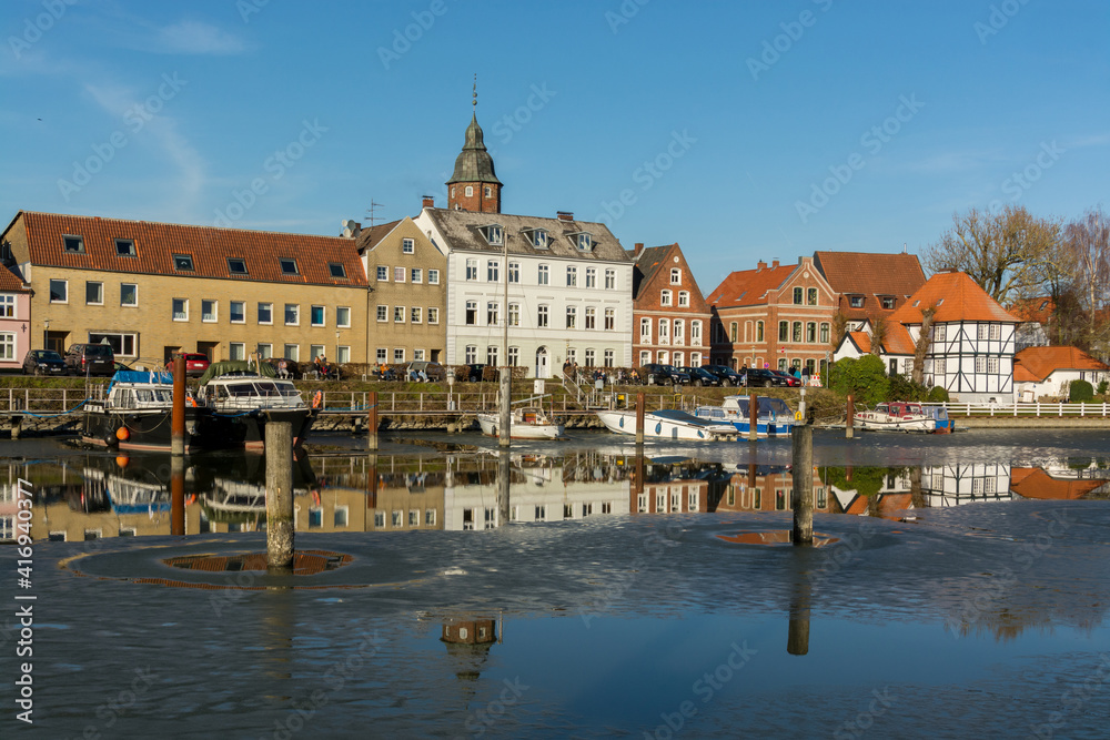 Obraz premium Glücksstadt gespiegelt im Eis