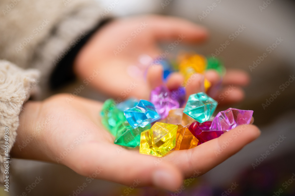 custom made wallpaper toronto digital沢山のビーズを持った子供の手