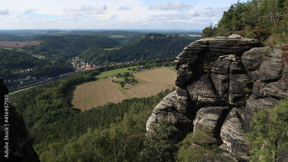 Sächsische Schweiz Wanderung im Wald und durch Felsenlandschaft