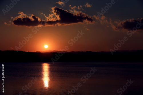 狭山湖に沈む夕陽