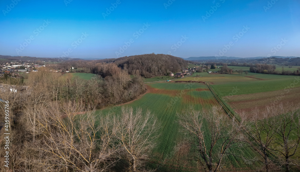 Obraz premium Varetz (Corrèze, France) - Vue aérienne panoramique de la vallée de la Vézère en direction de Saint Viance
