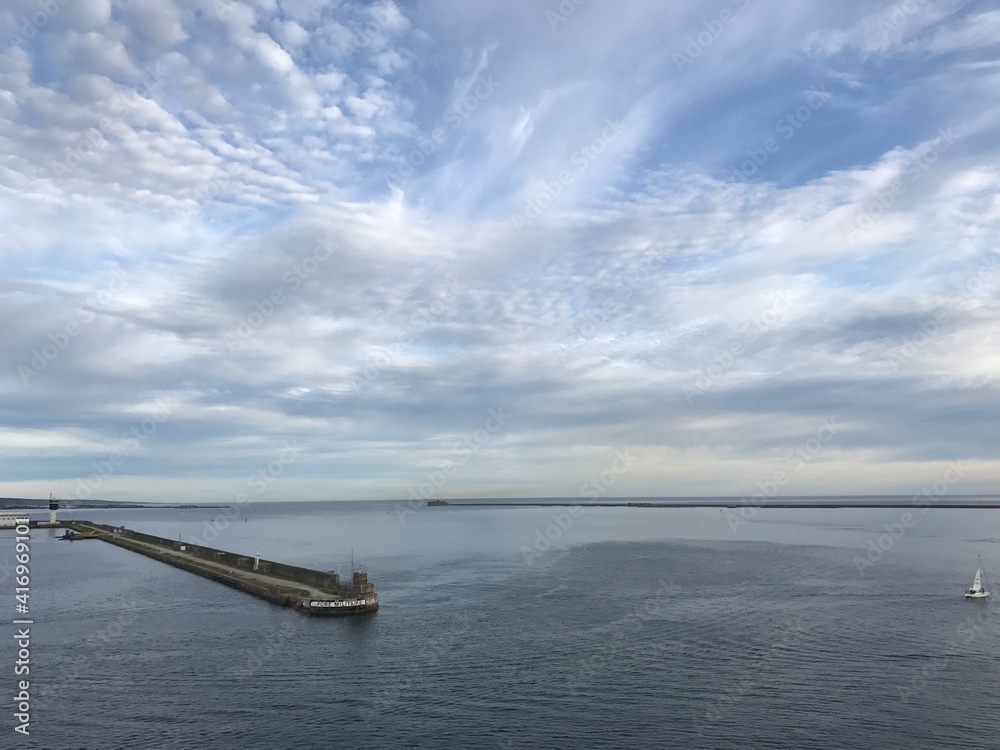 Obraz premium Cherbourg - Octeville mit Fort de l'Ile Pelée, Tourlaville Est in der Normandie Frankreich - Einfahrt in den Hafen mit dem Kreuzfahrtschiff 