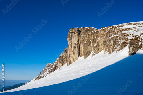 Obraz na płótnie Snowy rocks in the Romanian Carpathians in winter w salonie
