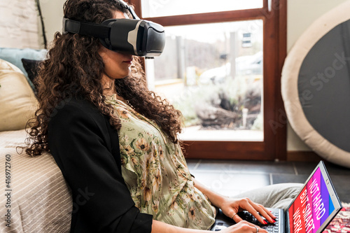 Fotografi young woman working at home with augmented reality viewer