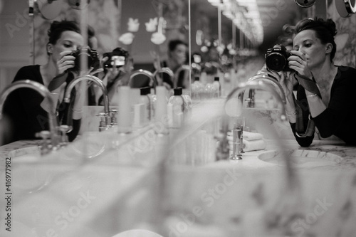 autoportrait de femme dans le miroir photo