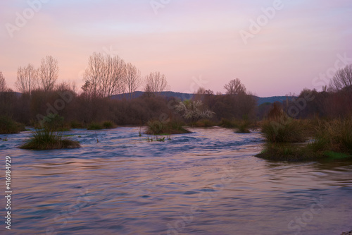 rzeka woda wiosna drzewa krajobraz ro  liny 