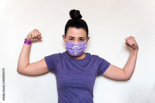Fotografie Mujer joven levantando los brazos haciendo el gesto de fuerza