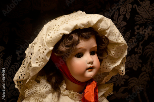 Bild auf Leinwand Antique porcelain doll with headdress