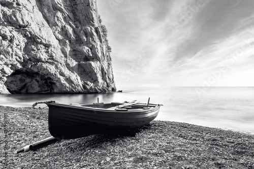 Foto A fishing boat adrift on the beach of the Amalfi coast, black and white mood