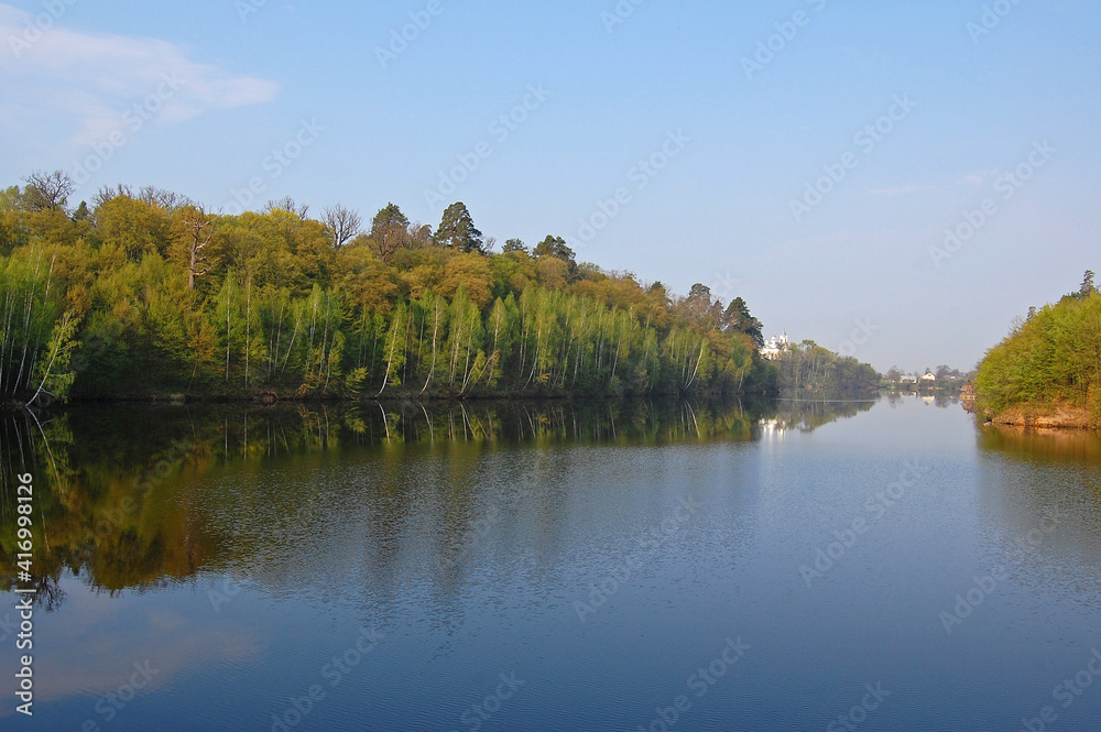 Obraz premium Forest trees reflections on the lake water surface