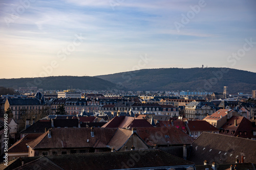 vue sur les toits de la ville de belfort photo