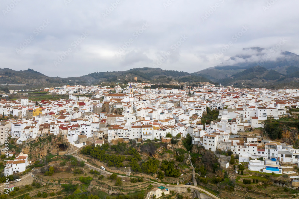 vista del municipio de Yunquera en la comarca del parque nacional sierra de las Nieves, Andalucía