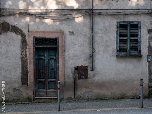 case disabitate negli antichi centri storici dei paesini nei pressi di Roma photo