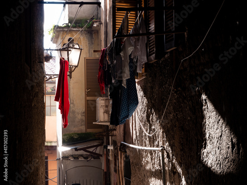 scorcio di Zagarolo, in provincia di Roma, con panni stesi nel vicolo photo