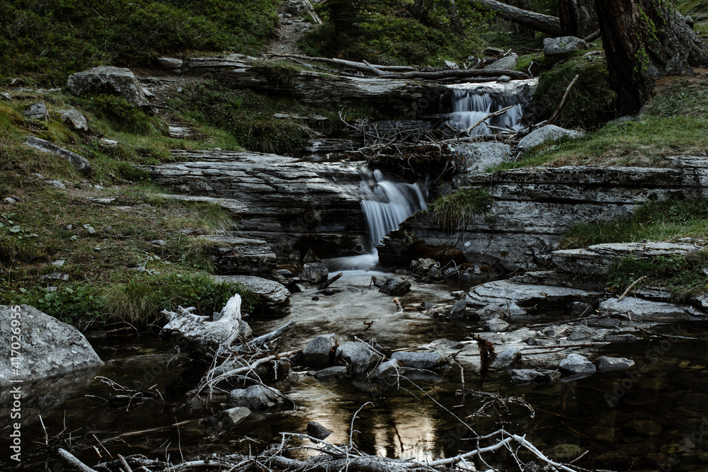 Fototapeta premium Fin de journée en montagne au bord de la cascade