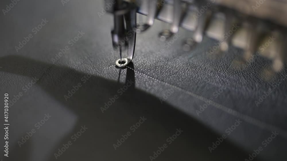 Nahaufnahme von industrieller Nähmaschine / Stickmaschine in einer Österreichischen Produktion. Gefilmt in 4K mit 120 FPS in 10 Bit 4:2:2