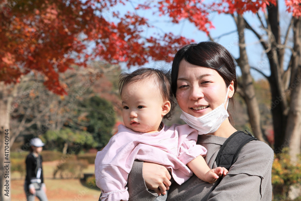 子供を抱っこするお母さん 子供を抱っこするお母さん