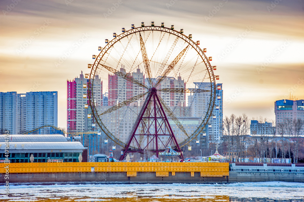 Φωτογραφία Ferris wheel of the chinese city of heihe by the amur river