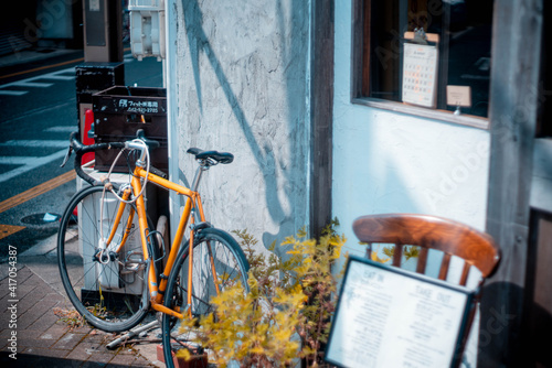 自転車の停まるカフェの店先