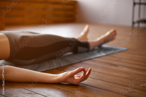 Foto Young attractive woman practicing yoga, Savasana pose