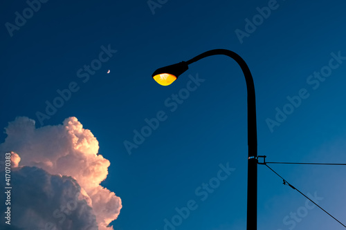 Obraz na plátne Illuminated street light and pole against blue evening sky