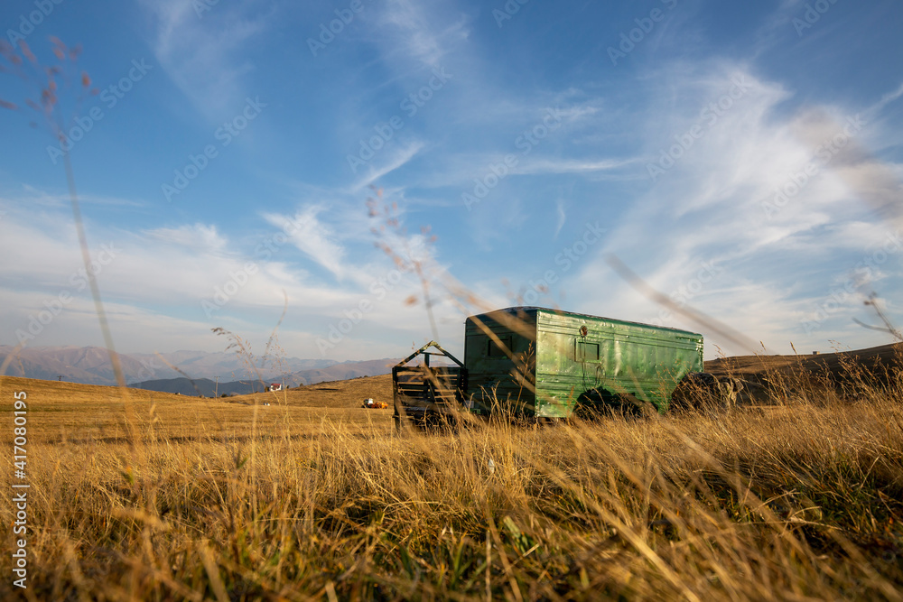 Fototapeta premium green caravan house in nature