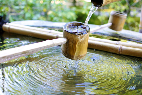 寺の手水鉢と柄杓