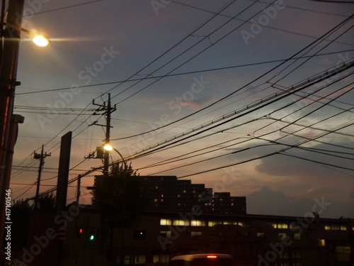 夕焼け 電線と建物のシルエット