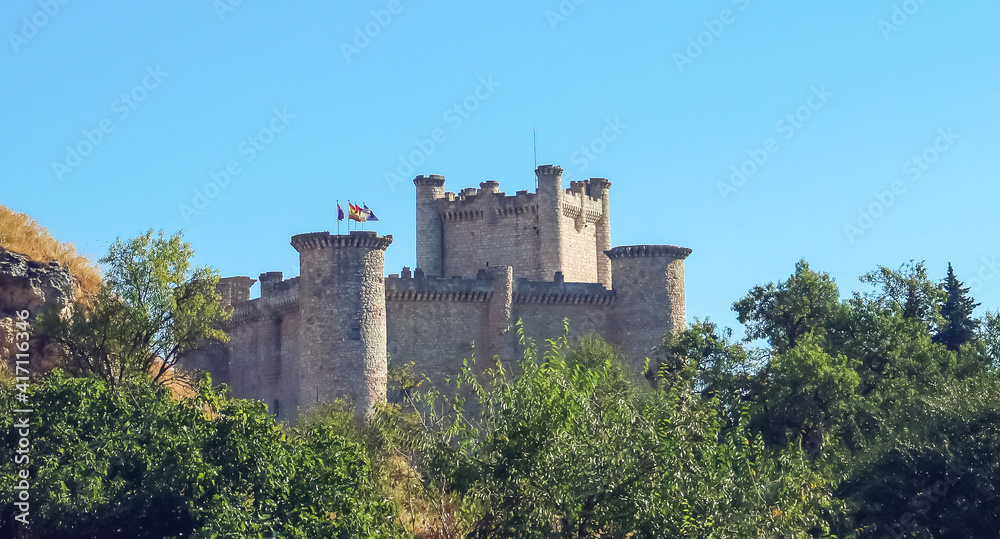 El castillo de Torija visto desde la autovía A-2. Fortaleza medieval del siglo XV en la provincia de Guadalajara, España.